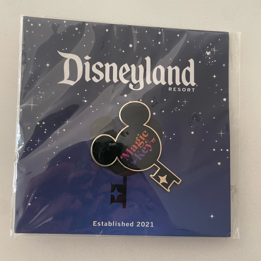 Disneyland DCA Resort 2021 Magic Key Pin Mickey Mouse Limited Edition NEW